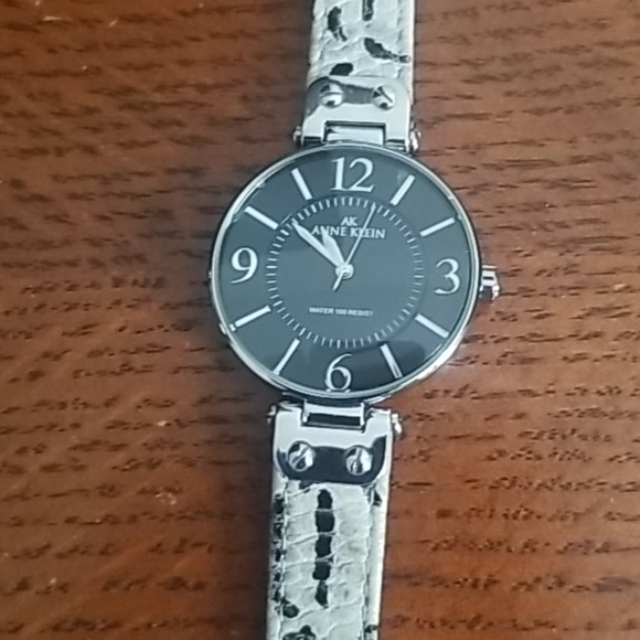 Watch - Picture 2 of 3